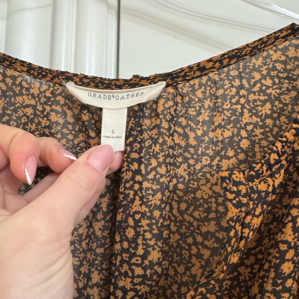 GRADE & GATHER BLACK AND RUST RUFFLE SLEEVE GOLD THREAD TOP - Picture 6 of 8